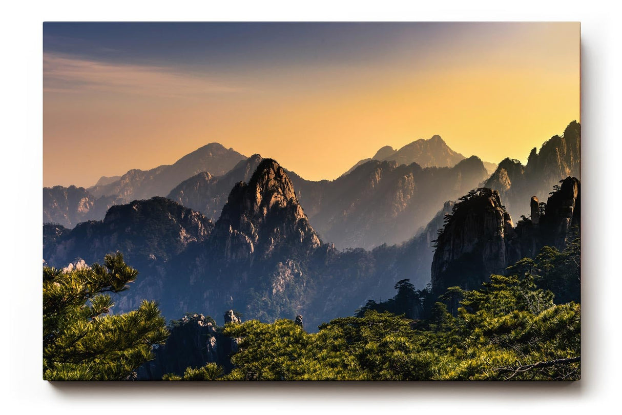 Sinus Art Wandbild 120x80cm Dramatische Berglandschaft mit goldenen Sonnenstrahlen und markanten Felsen