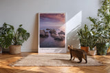 Paul Sinus Kunstdruck 40x60cm Twilight Coast – Felsen im Abendlicht an ruhiger Küste mit violettem Himmel und weichem Wasser