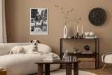 Paul Sinus Leinwandbild 40x60cm Leinwandbild Vintage Diva – Stilvolle Schwarz-Weiß-Fotografie einer glamourösen Frau in urbaner Kulisse, Retro-Ästhetik