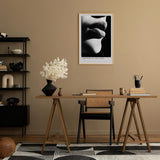 Paul Sinus Leinwandbild 40x60cm Flüstern in der Dunkelheit – Sinnliches Schwarz-Weiß-Porträt mit faszinierendem Licht-Schatten-Spiel