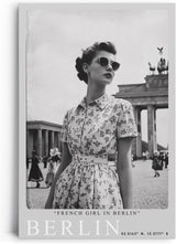 Paul Sinus Leinwandbild 60x90cm Berlin – Nostalgie, Vintage, 50er Jahre, Mode, Brandenburger Tor, Deutschland, Schwarz-Weiß, Retro, Ästhetik