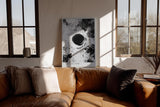 Paul Sinus Wandbild in 40x60cm The Collapse – Dramatische monochrome Kunst mit intensivem Zentrum und ausstrahlender Bewegung