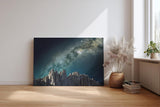 Sinus Art Wandbild 120x80cm Sternenreiche Milchstraße über schroffer Gebirgslandschaft in dunklem Farbspektrum