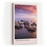Paul Sinus Kunstdruck 40x60cm Twilight Coast – Felsen im Abendlicht an ruhiger Küste mit violettem Himmel und weichem Wasser