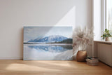 Sinus Art Wandbild 120x80cm Ruhige Alpenlandschaft mit schneebedeckten Bergen und klarer Wasserfläche
