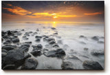 Sinus Art Wandbild 120x80cm Ruhiges Küstenmotiv mit Felsen im Wasser und goldenem Sonnenuntergang