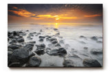 Sinus Art Wandbild 120x80cm Ruhiges Küstenmotiv mit Felsen im Wasser und goldenem Sonnenuntergang