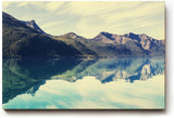 Sinus Art Wandbild 120x80cm Ruhiger Bergsee mit klarer Spiegelung und weiter Gebirgskulisse – beruhigend und inspirierend