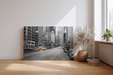 Sinus Art Wandbild 120x80cm Schwarz-Weiß-Straßenszene mit leuchtenden gelben Taxis – dynamisch, stilvoll und ikonisch