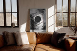 Paul Sinus Wandbild in 40x60cm Event Horizon – Monochrome Abstraktion mit tiefem Zentrum und kraftvollen Strukturen