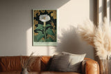 Paul Sinus Wandbild in 40x60cm The Sacred Bloom Botanische Darstellung einer weißen Blüte mit grünen Blättern vor golden verziertem Hintergrund