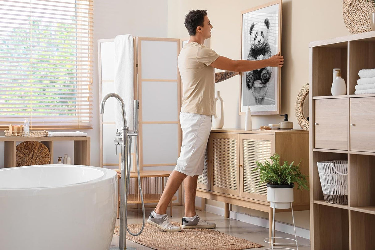 Paul Sinus Poster/Leinwandbild/Rahmenoption – Süßer Panda auf Toilette – Lustige WC-Deko für dein Badezimmer