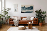 Sinus Art Wandbild 120x80cm Faszinierende Bergsilhouetten im Nebel mit dynamischem Vogelschwarm erzeugen eine ruhige und kraftvolle Atmosphäre