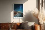 Paul Sinus Wandbild in 40x60cm Night Whirl Sternenhimmel mit Sternenspuren über Küstenstraße in nächtlicher Langzeitbelichtung