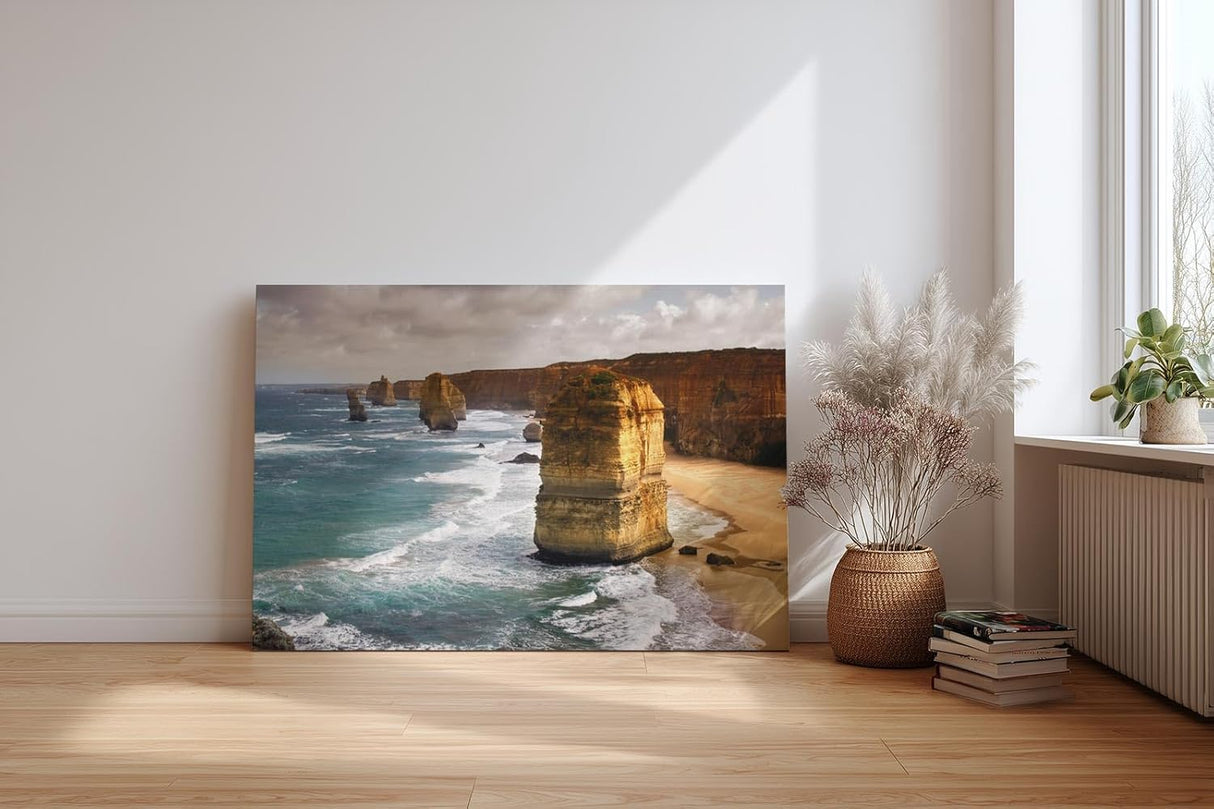 Sinus Art Wandbild 120x80cm Mächtige Sandsteinfelsen umgeben vom Ozean – imposant, dynamisch und zeitlos