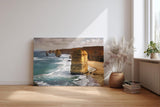 Sinus Art Wandbild 120x80cm Mächtige Sandsteinfelsen umgeben vom Ozean – imposant, dynamisch und zeitlos