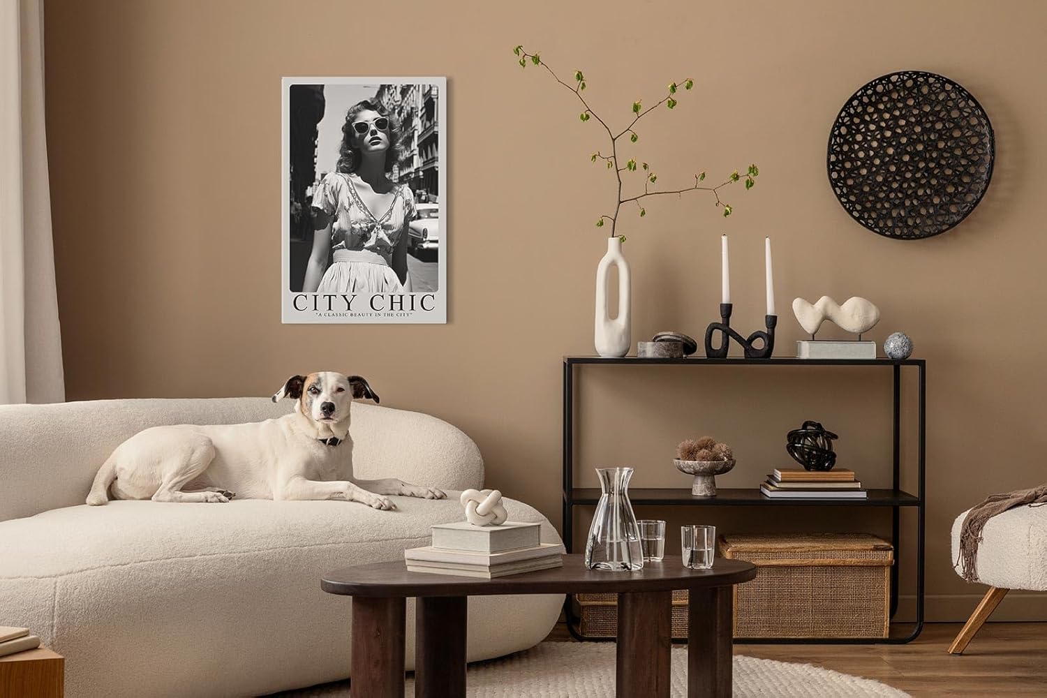 Paul Sinus Leinwandbild 60x90cm Leinwandbild City Chic – Stilvolle Schwarz-Weiß-Fotografie einer eleganten Frau in urbaner Kulisse, Vintage-Glamour