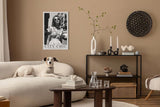 Paul Sinus Leinwandbild 60x90cm Leinwandbild City Chic – Stilvolle Schwarz-Weiß-Fotografie einer eleganten Frau in urbaner Kulisse, Vintage-Glamour