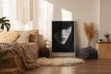 Paul Sinus Wandbild in 40x60cm Veil of Mystery – geheimnisvolles Schwarz-Weiß-Porträt mit verhülltem Blick für elegante Raumgestaltung