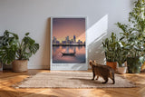 Paul Sinus Kunstdruck 40x60cm Kuwait City bei Sonnenuntergang – Skyline mit traditionellem Boot auf ruhigem Wasser