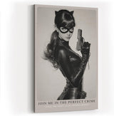 Paul Sinus Wandbild in 40x60cm Join Me in the Perfect Crime Schwarz-Weiß-Porträt einer Frau im Catsuit mit Maske und Pistole für moderne und stilvolle Raumakzente