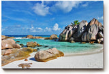 Sinus Art Wandbild 120x80cm Türkises Wasser, weißer Sand und markante Felsen – Urlaubsstimmung pur auf Leinwand