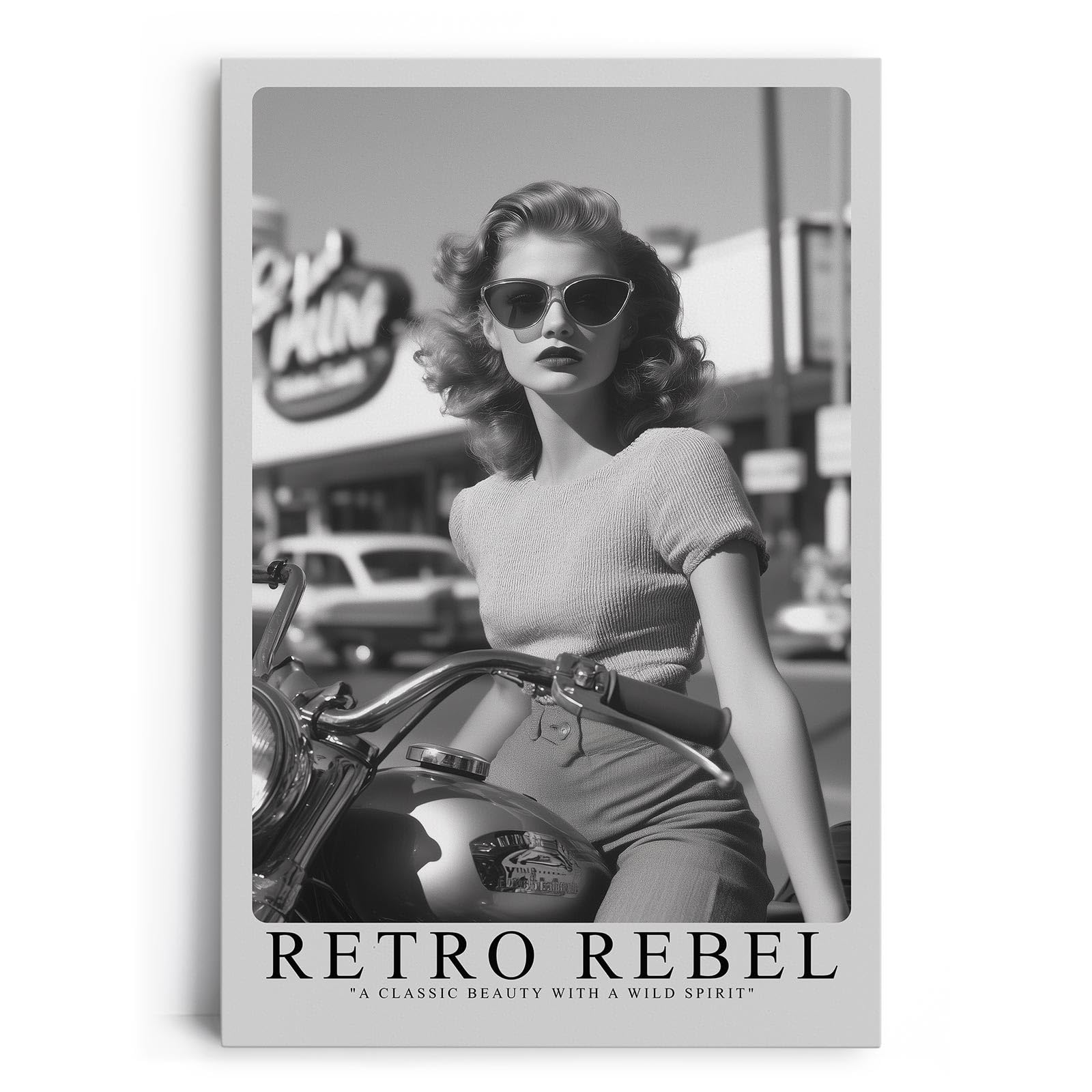 Paul Sinus Leinwandbild 40x60cm Leinwandbild Retro Rebell – Stilvolle Schwarz-Weiß-Fotografie einer starken Frau mit Motorrad, Vintage-Glamour