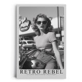 Paul Sinus Leinwandbild 40x60cm Leinwandbild Retro Rebell – Stilvolle Schwarz-Weiß-Fotografie einer starken Frau mit Motorrad, Vintage-Glamour