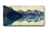 Sinus Art Wandbild 120x80cm Ruhiger Bergsee mit klarer Spiegelung und weiter Gebirgskulisse – beruhigend und inspirierend