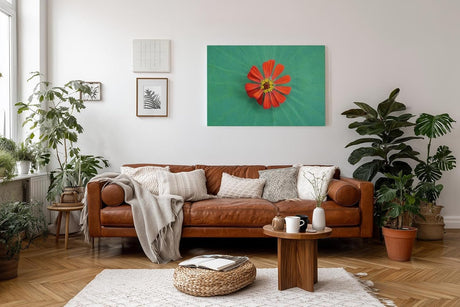 Sinus Art Wandbild 120x80cm Zentrierte rote Zinnienblüte auf grünem Blattmuster – harmonisch, lebendig und modern