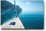 Sinus Art Wandbild 120x80cm Ruhiger Ausblick von einem Segelboot über das glitzernde Wasser zur felsigen Küste
