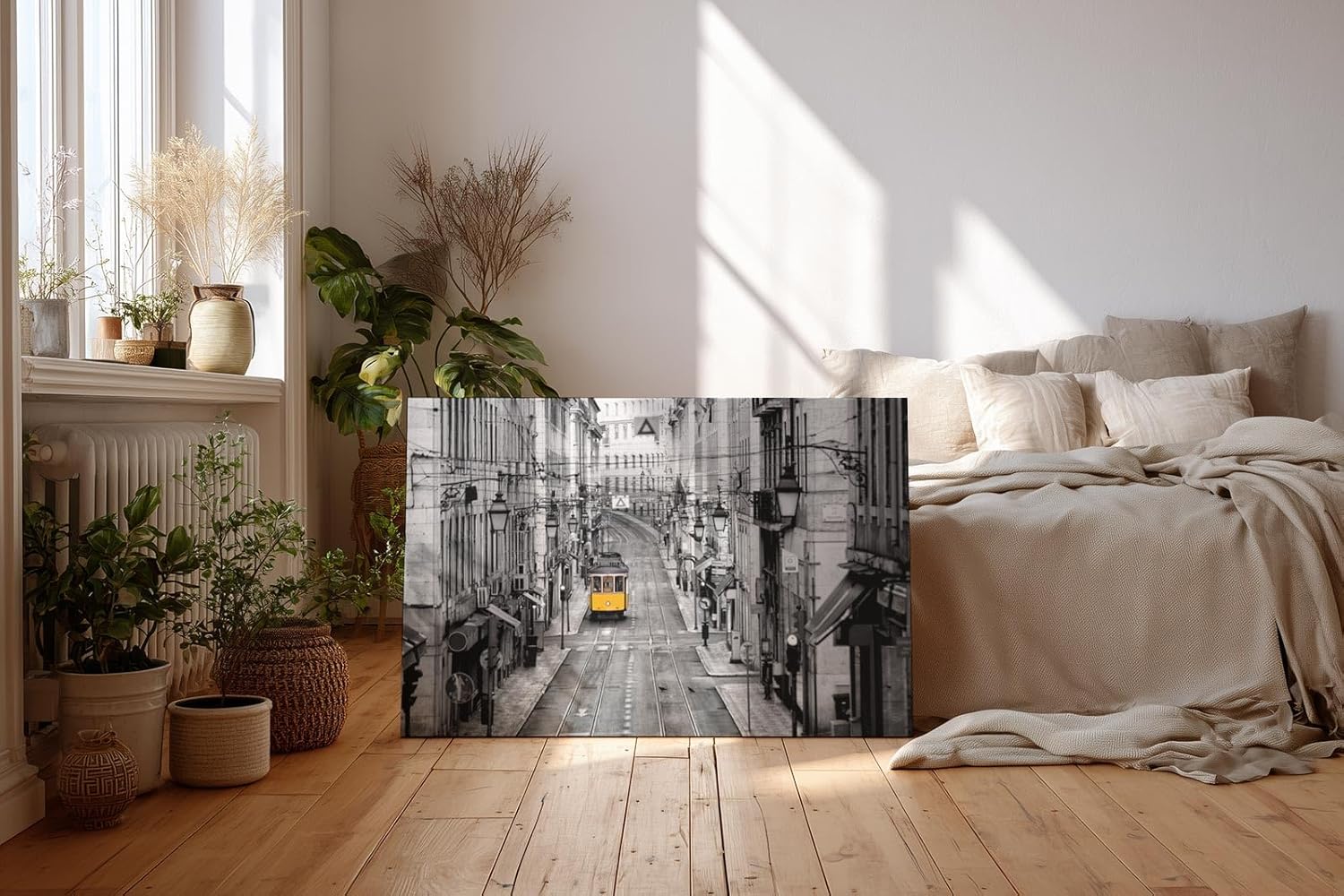 Sinus Art Wandbild 120x80cm Gelbe Straßenbahn in monochromer Großstadtkulisse – Highlight inmitten des Alltags