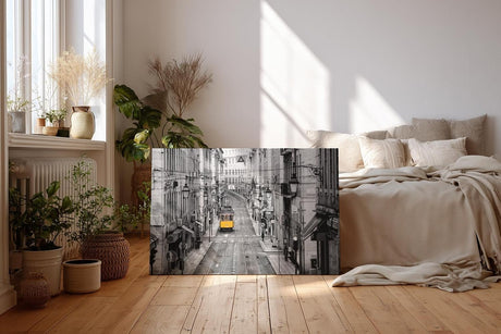 Sinus Art Wandbild 120x80cm Gelbe Straßenbahn in monochromer Großstadtkulisse – Highlight inmitten des Alltags