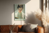 Paul Sinus Wandbild in 40x60cm Moment of Stillness – Zartes Porträt einer jungen Frau, vertieft in ein Buch, lichtdurchflutete moderne Bilder mit sanften Farbnuancen, harmonisch und inspirierend