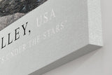 Paul Sinus Kunstdruck 40x60cm Monument Valley bei Nacht – Steinriesen unter dem Sternenzelt der USA