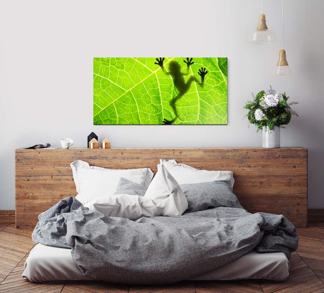 Frosch hinter einem Blatt ca. 130x70cm Wandbild inklusive Schattenfugenrahmen schwarz - Panorama Leinwand Bild XXL Format Wandbilder Wohnzimmer Wohnung Deko Kunstdrucke