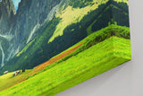 Sinus Art Wandbild 120x80cm Weite Almwiese mit dramatischer Bergkulisse und Hütten – frisch, ehrlich, kraftvoll