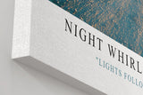 Paul Sinus Wandbild in 40x60cm Night Whirl Sternenhimmel mit Sternenspuren über Küstenstraße in nächtlicher Langzeitbelichtung