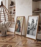 Paul Sinus Leinwandbild 80x120cm Pariser Eleganz – Stilvolles Retro-Porträt einer Frau mit Katze vor dem Eiffelturm