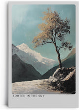 Paul Sinus Leinwandbild 60x90cm Verwurzelt im Himmel – Einsamer Baum auf felsiger Anhöhe mit Berglandschaft und impressionistischer Textur