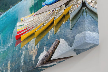 Sinus Art Wandbild 120x80cm Bergsee mit Kanus vor atemberaubender Bergkulisse für inspirierende Raumwirkung