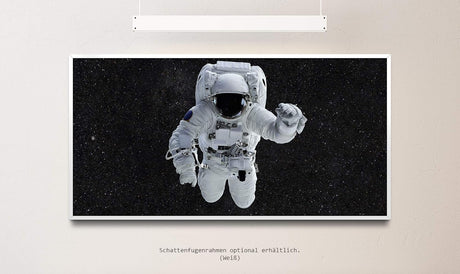 Astronaut im Weltall ca. 130x70cm Wandbild inklusive Schattenfugenrahmen weiss - Panorama Leinwand Bild XXL Format Wandbilder Wohnzimmer Wohnung Deko Kunstdrucke