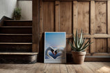 Paul Sinus Kunstdruck 40x60cm Elegance in Love zwei Schwäne mit Herzform über ruhigem See im Morgenlicht