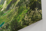 Sinus Art Wandbild 120x80cm Atemberaubendes Hochgebirgspanorama mit grünen Hängen und türkisfarbenem Bergsee im Tal