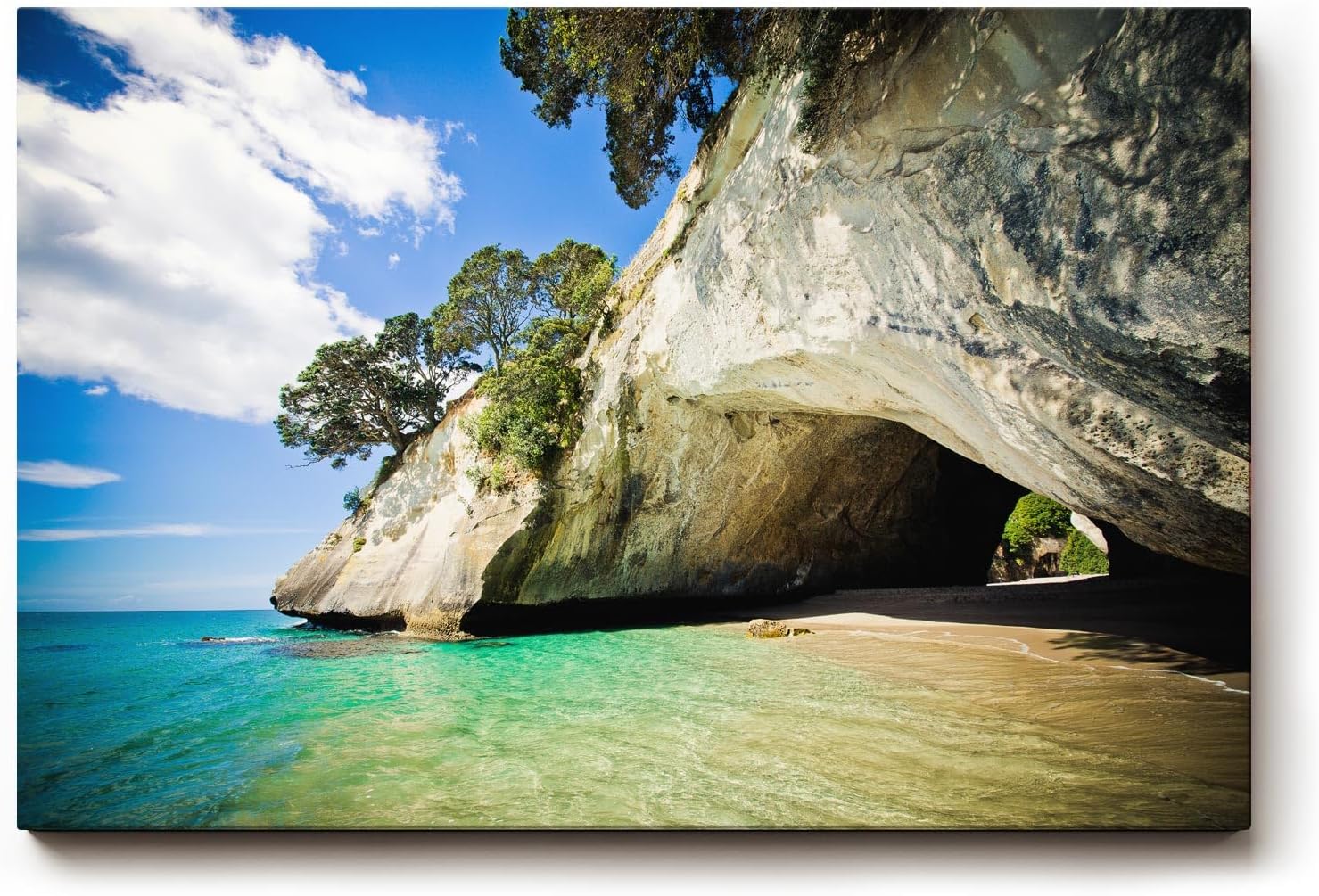 Sinus Art Wandbild 120x80cm Strahlende Küstenszene mit Felsüberhang, Sandstrand und klarem türkisfarbenem Meer