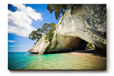 Sinus Art Wandbild 120x80cm Strahlende Küstenszene mit Felsüberhang, Sandstrand und klarem türkisfarbenem Meer