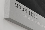 Paul Sinus Wandbild in 40x60cm Moon Tree – stimmungsvolle Schwarz-Weiß-Landschaft mit Baum am Ufer im Mondlicht