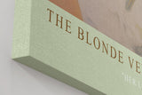 Paul Sinus Wandbild in 40x60cm The Blonde Vendetta – Blonde Frau mit Pistole im Retro-Pin-up-Stil