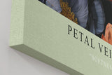 Paul Sinus Wandbild in 40x60cm Petal Veil mit Frauenportrait hinter floraler Komposition in kräftigen Farben für elegante Wandgestaltung