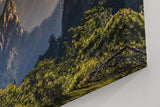 Sinus Art Wandbild 120x80cm Dramatische Berglandschaft mit goldenen Sonnenstrahlen und markanten Felsen
